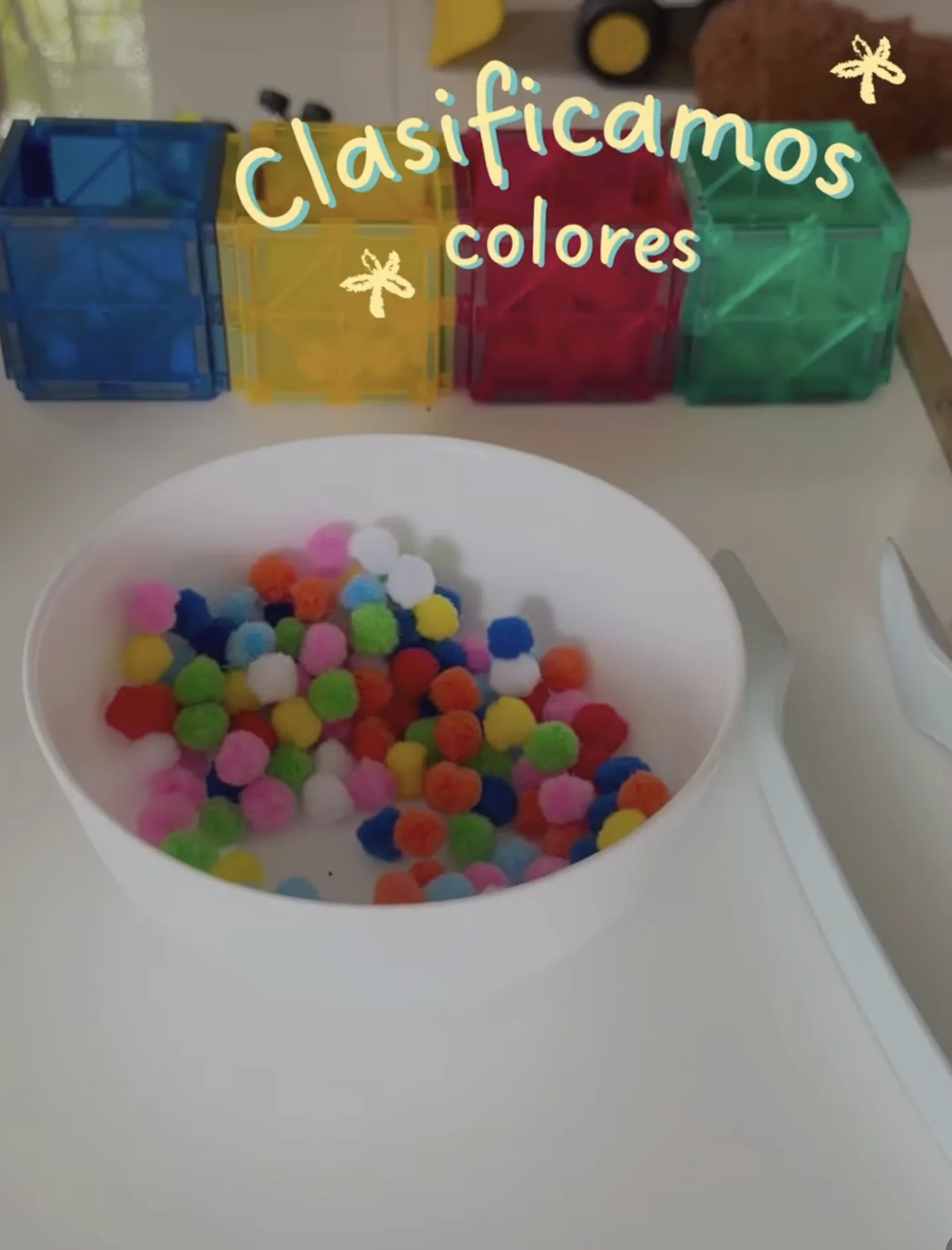 Fichas magnéticas de colores y pompones para clasificar