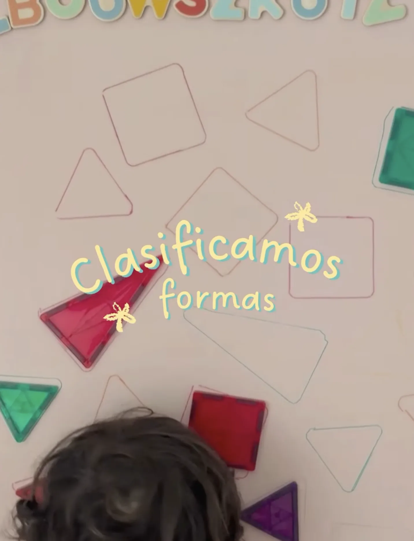 Fichas magnéticas colocadas sobre contornos de formas